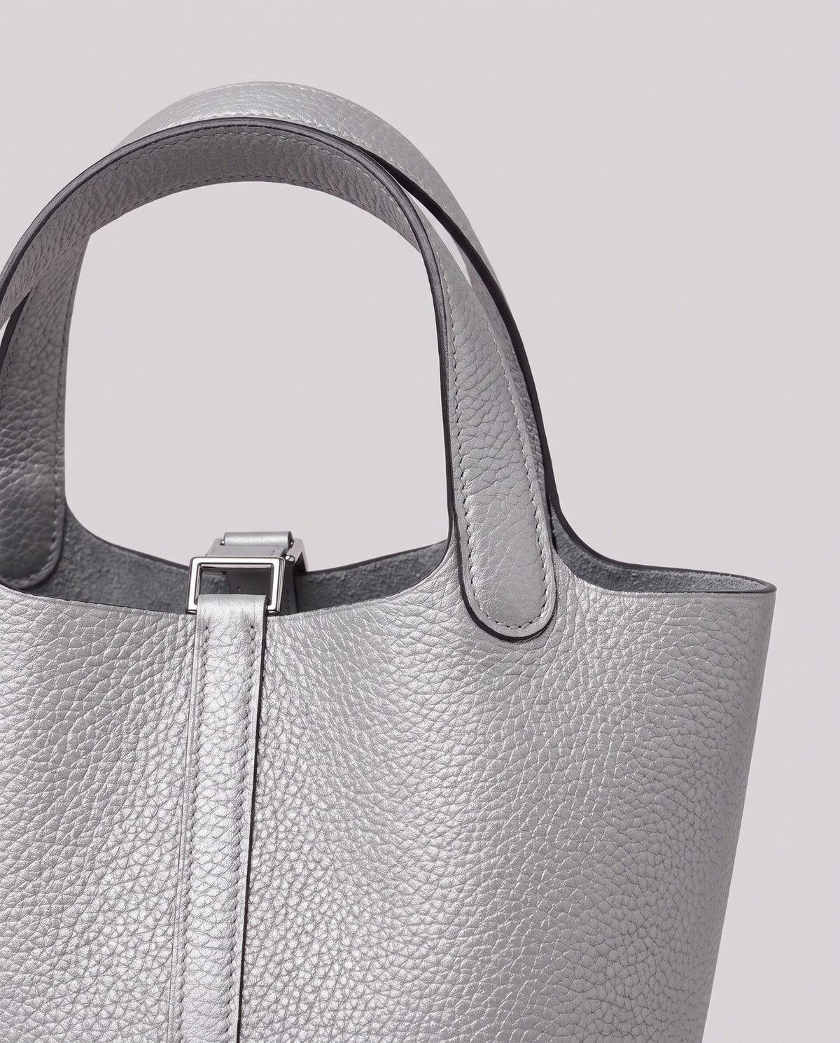 Leather close-up of the Valentina Ostuni Small bag in Silver