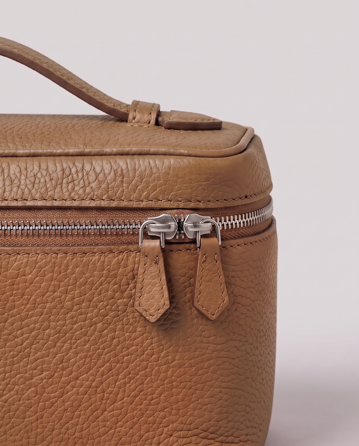 Leather close-up of the Valentina Ostuni Small bag in Taupe