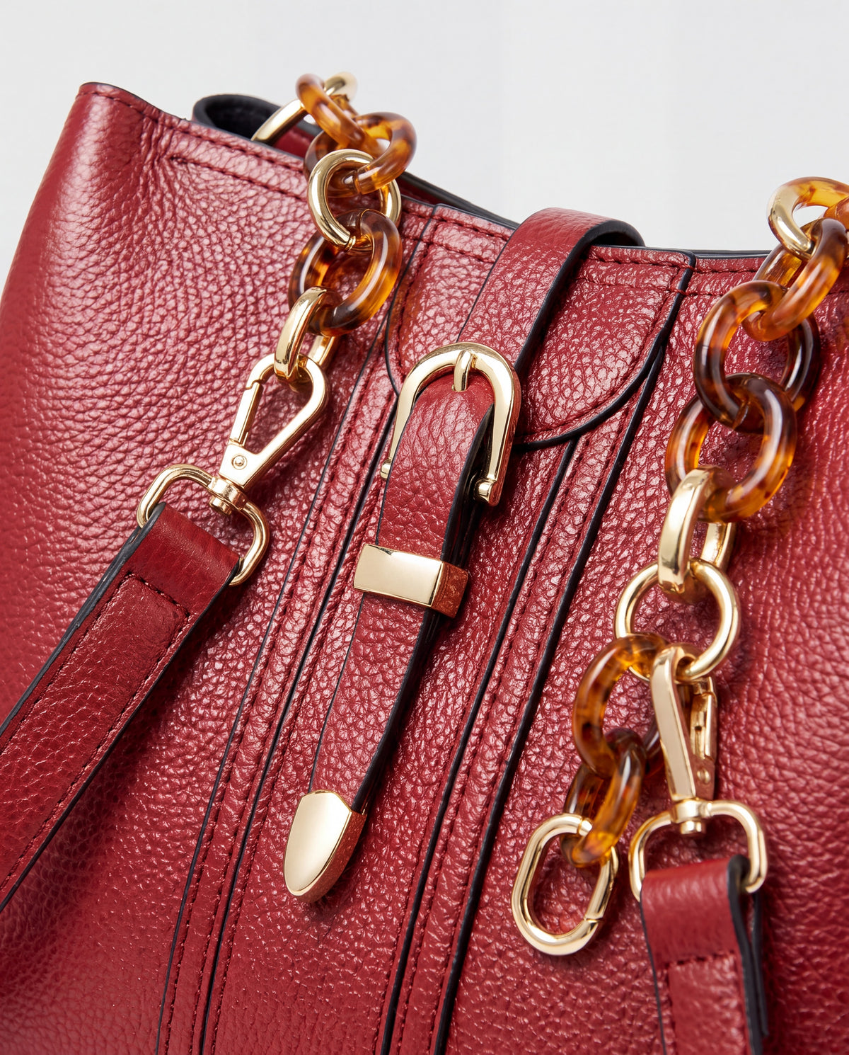 Outline bag in Red – hardware detail