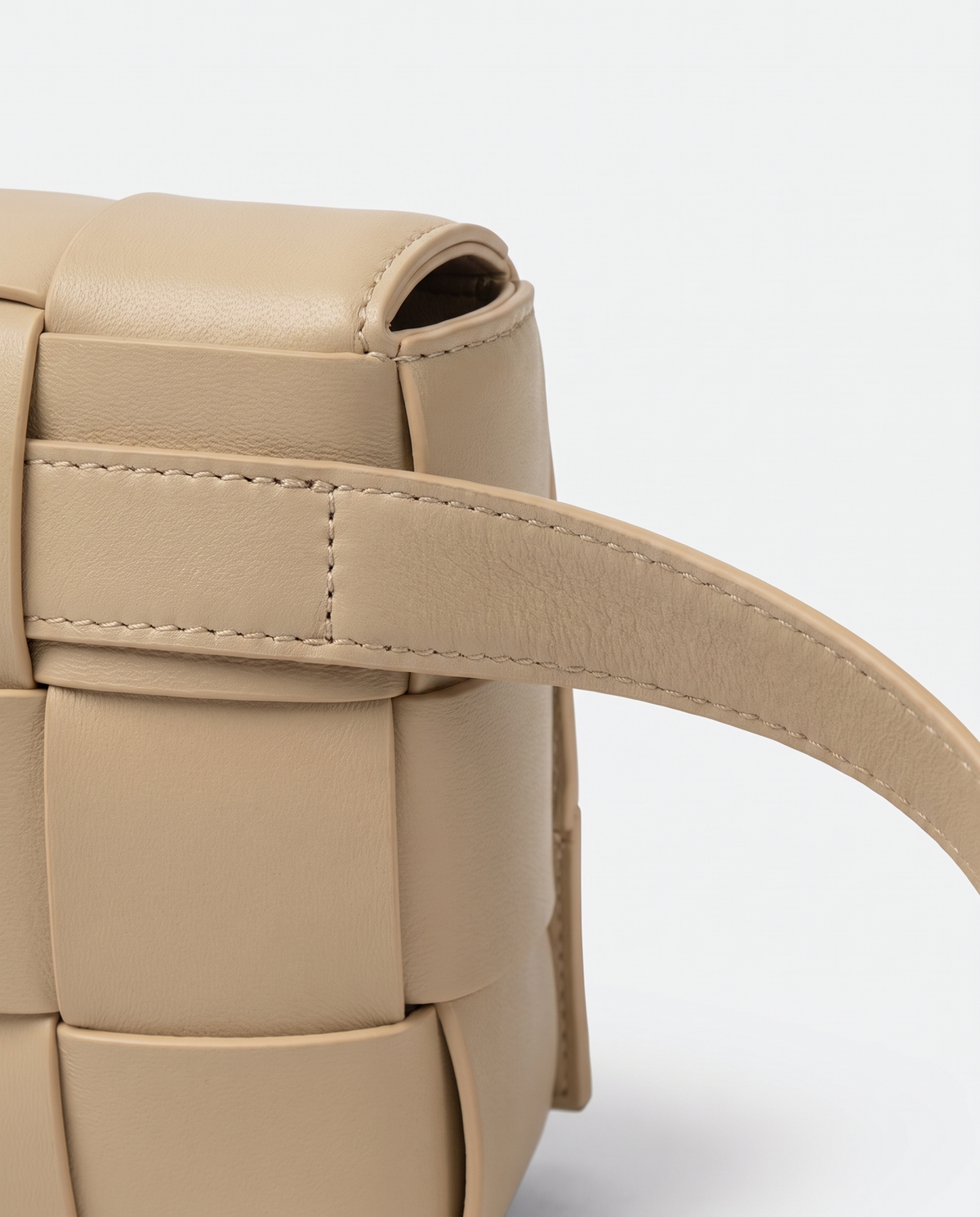 Cassette padded woven leather belt bag in Beige – close-up of the strap attachment
