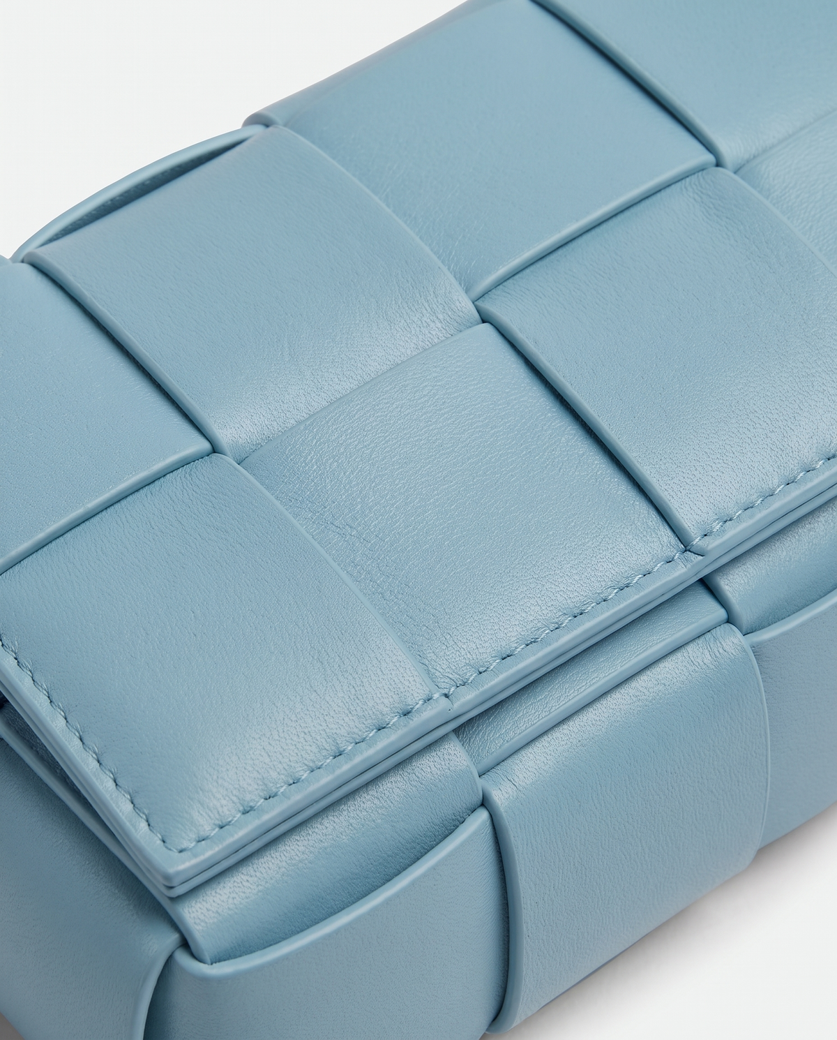 Cassette padded woven leather belt bag in Blue – close-up of the padded woven leather