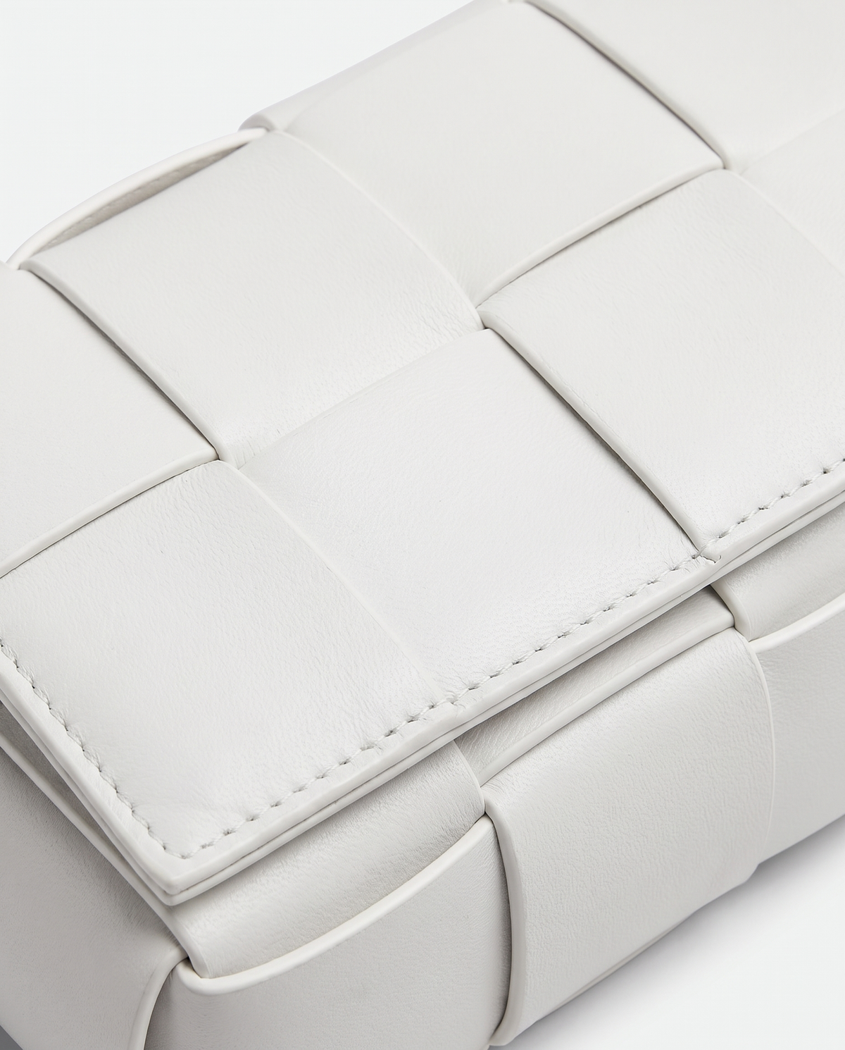 Cassette padded woven leather belt bag in Ivory – close-up of the padded woven leather