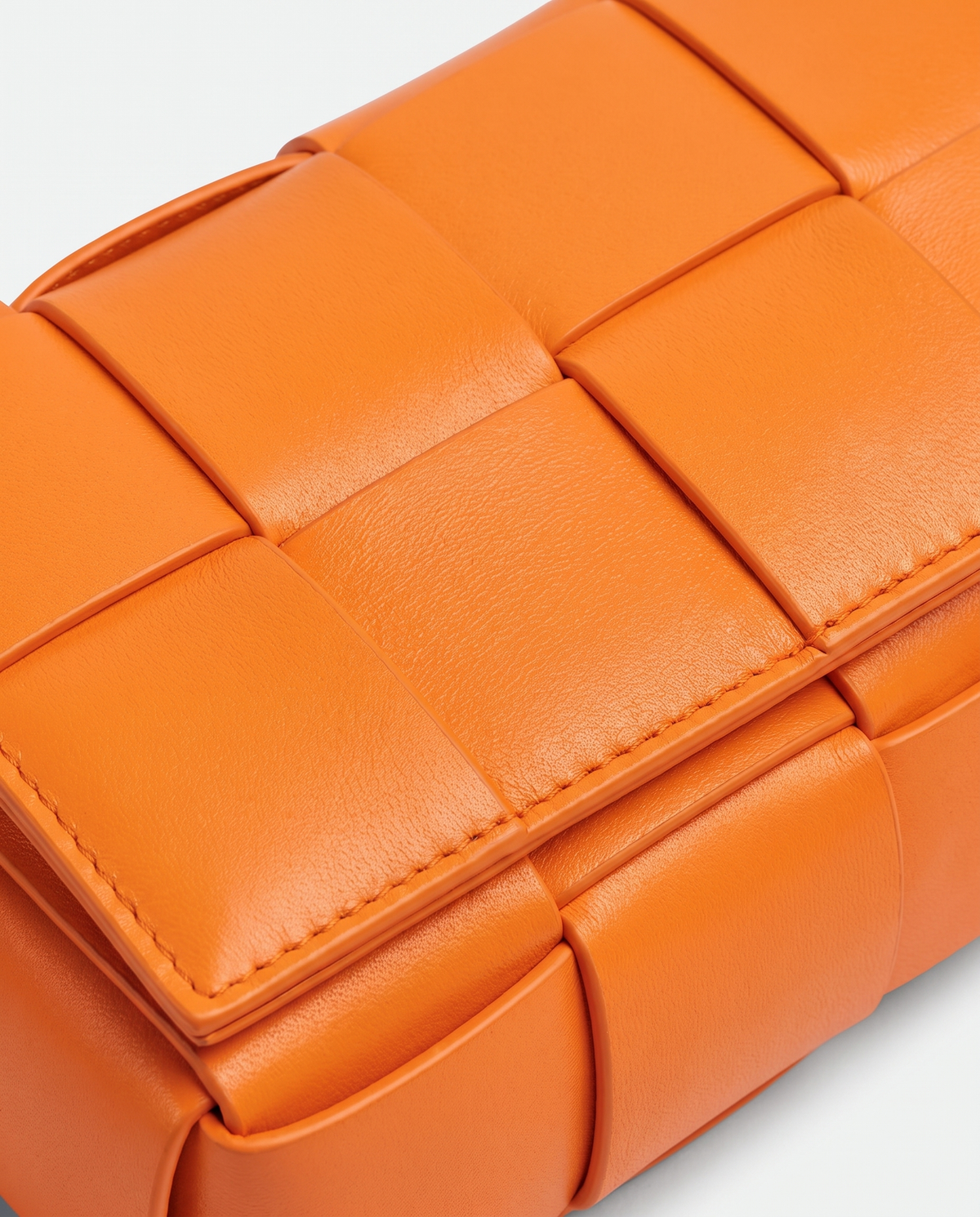 Cassette padded woven leather belt bag in Orange – close-up of the padded woven leather