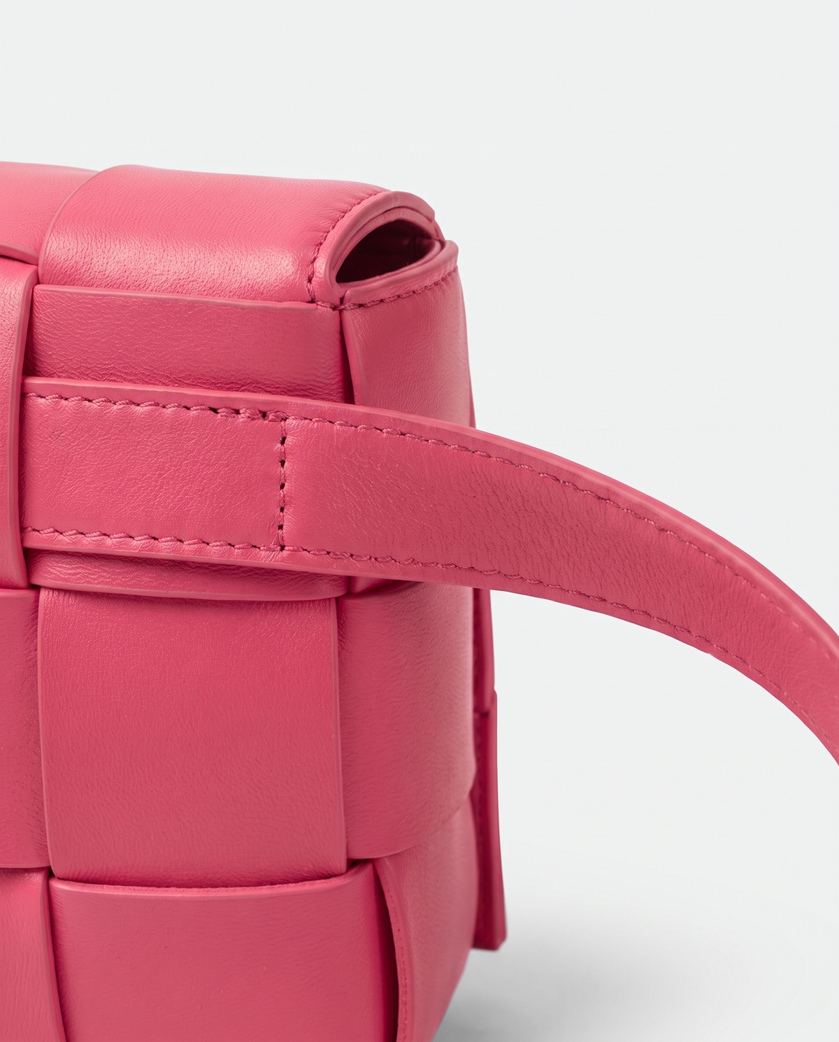 Cassette padded woven leather belt bag in Pink – close-up of the strap attachment
