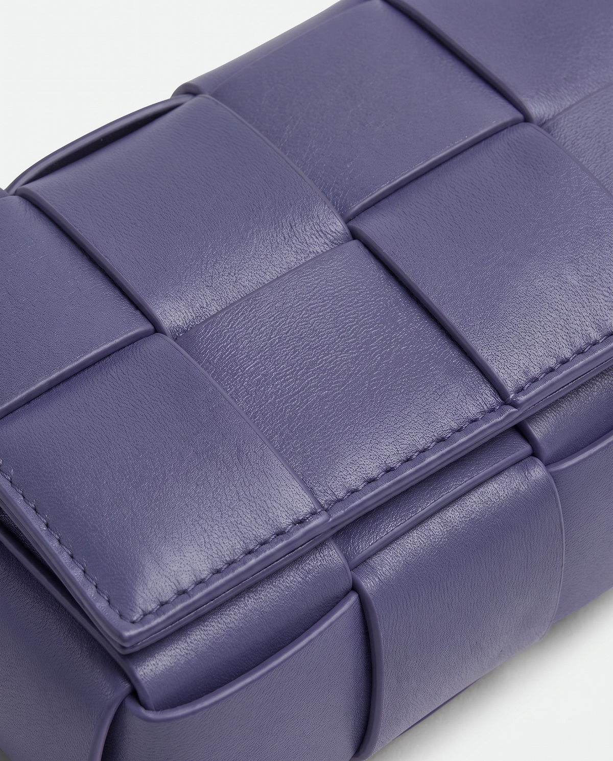 Cassette padded woven leather belt bag in Purple – close-up of the padded woven leather