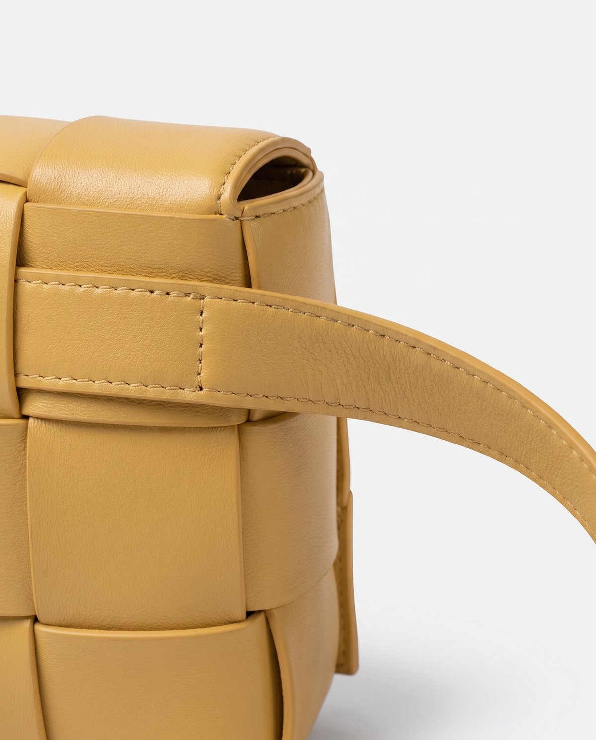 Cassette padded woven leather belt bag in Yellow – close-up of the strap attachment