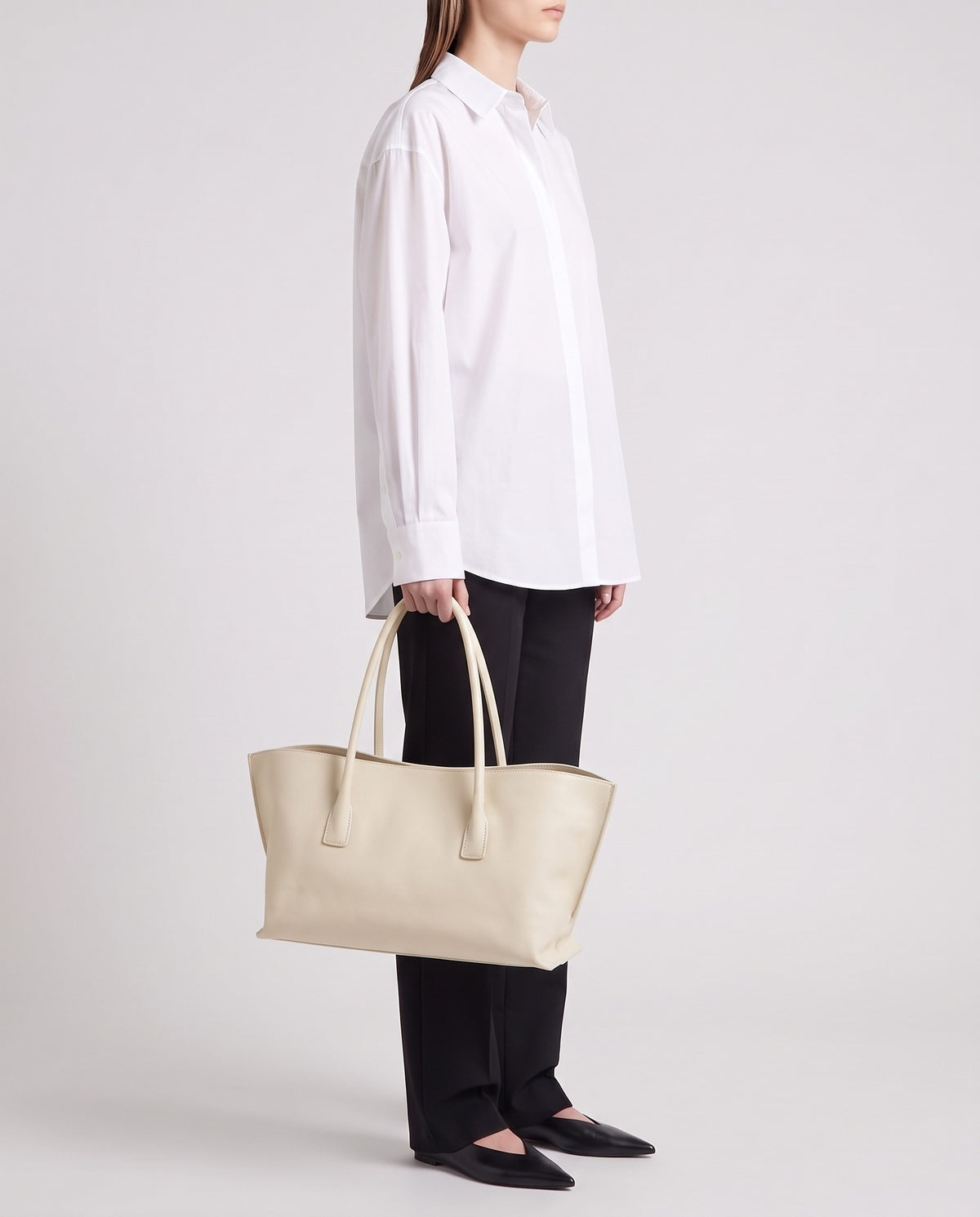 Piano leather tote in Ivory – model carrying it