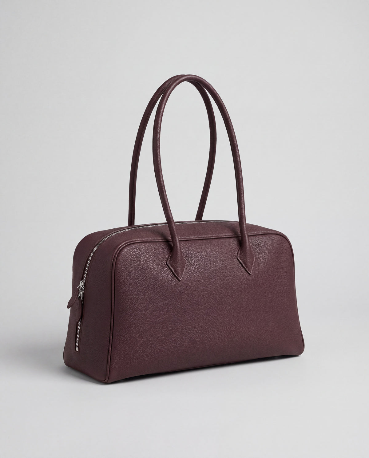 Pillow bag in Chocolate – three-quarter view