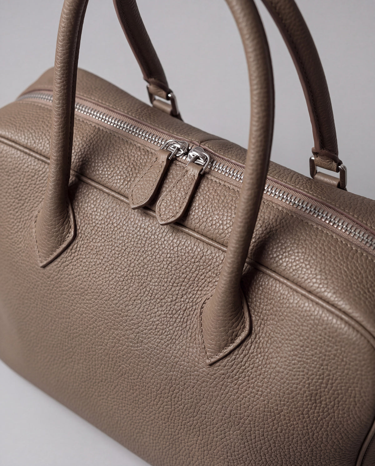 Pillow bag in Taupe – hardware detail