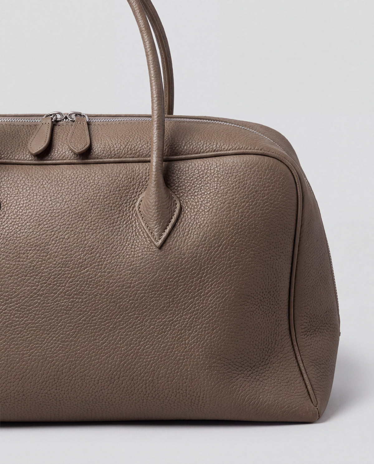 Pillow bag in Taupe – leather detail