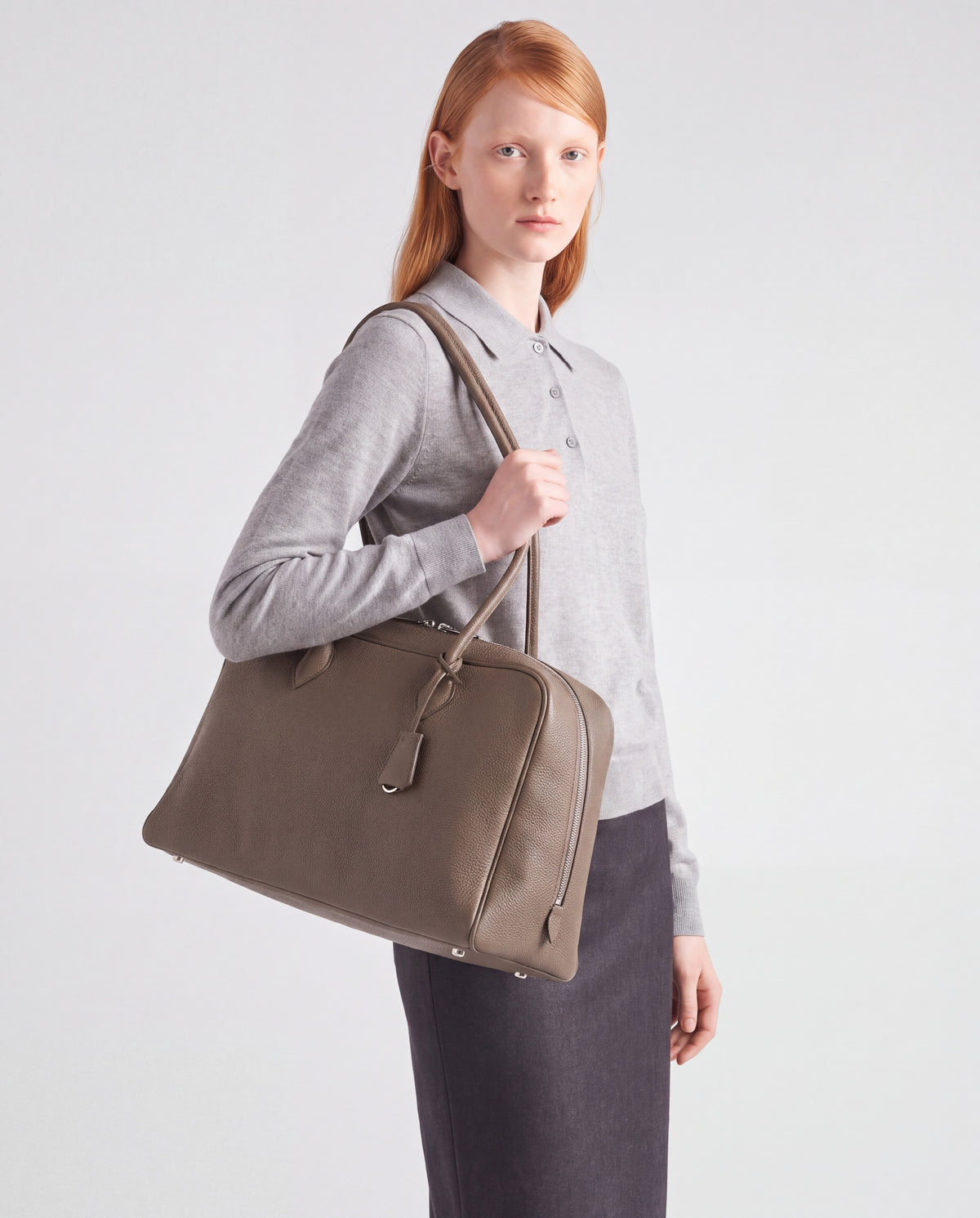 Pillow bag in Taupe – carried by model, close-up
