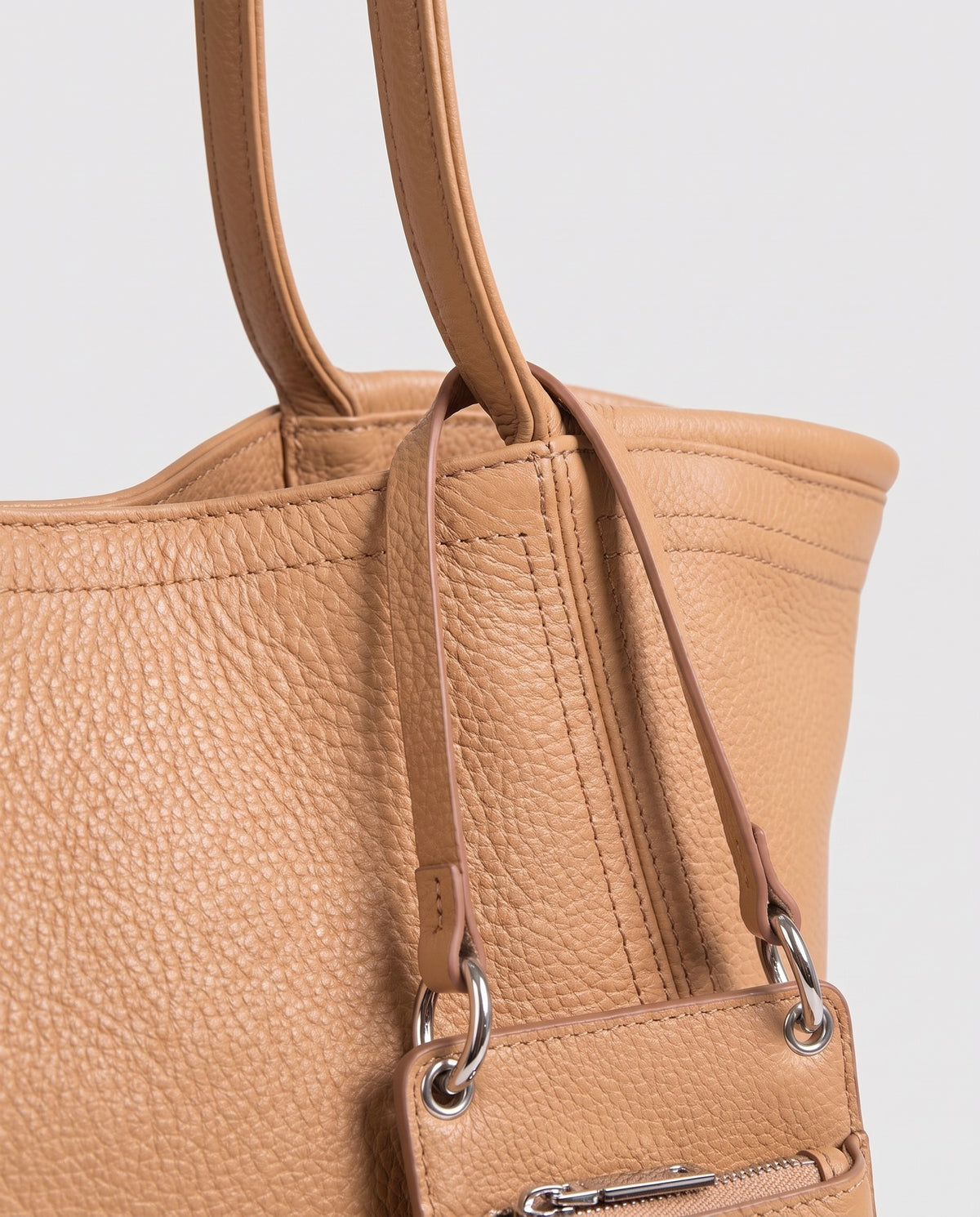 Prima leather tote in Tan – close-up of the leather and stitching