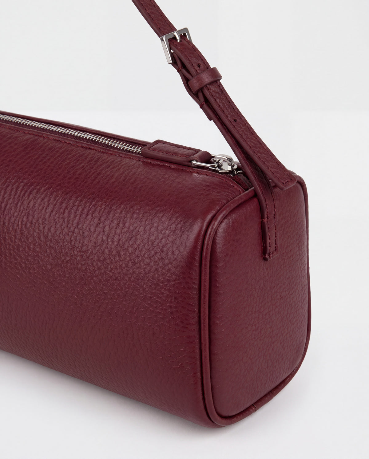 Roll bag in Burgundy – leather detail