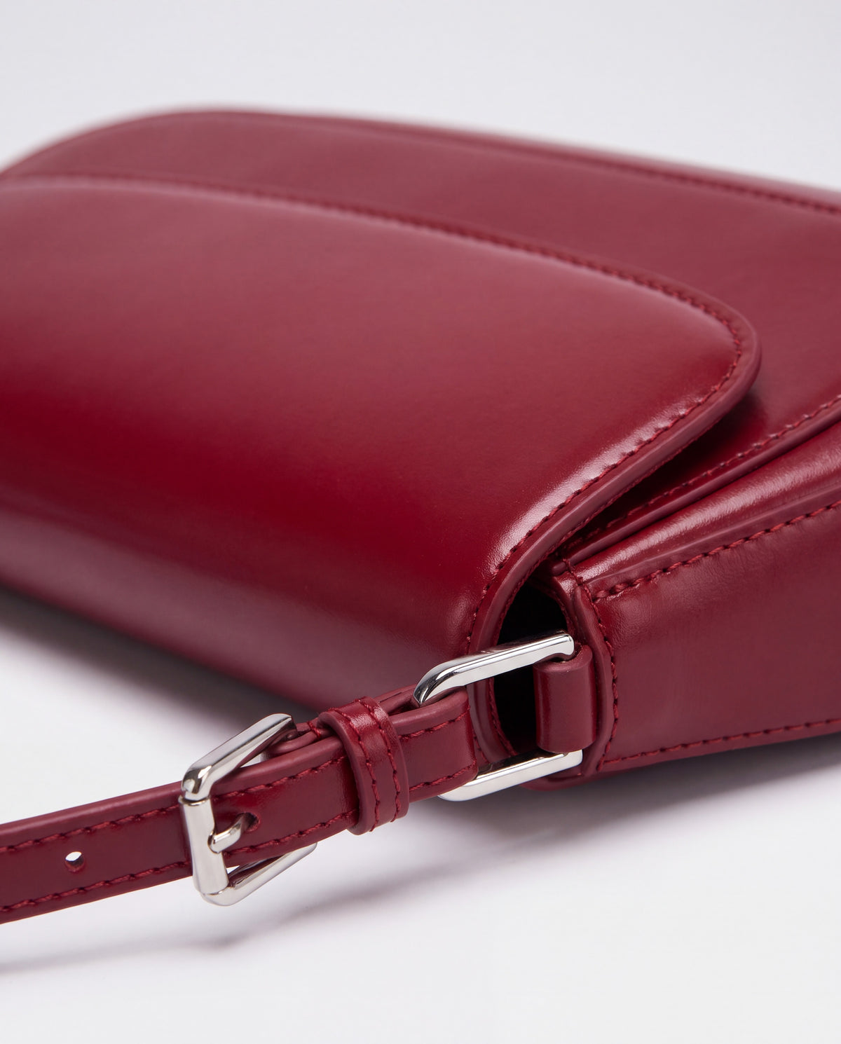 Rue bag in Red – hardware detail