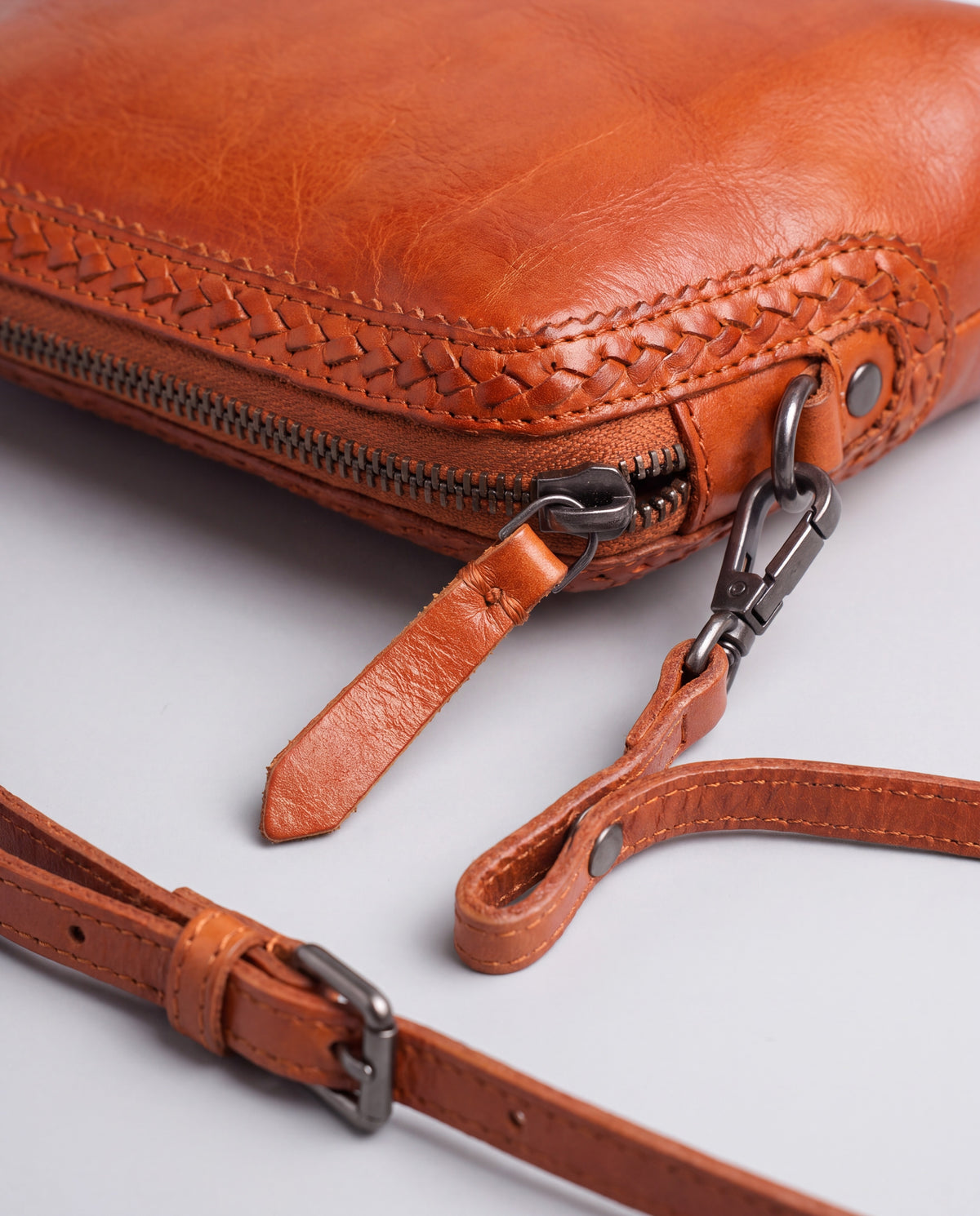 Shell bag in Brown – hardware detail