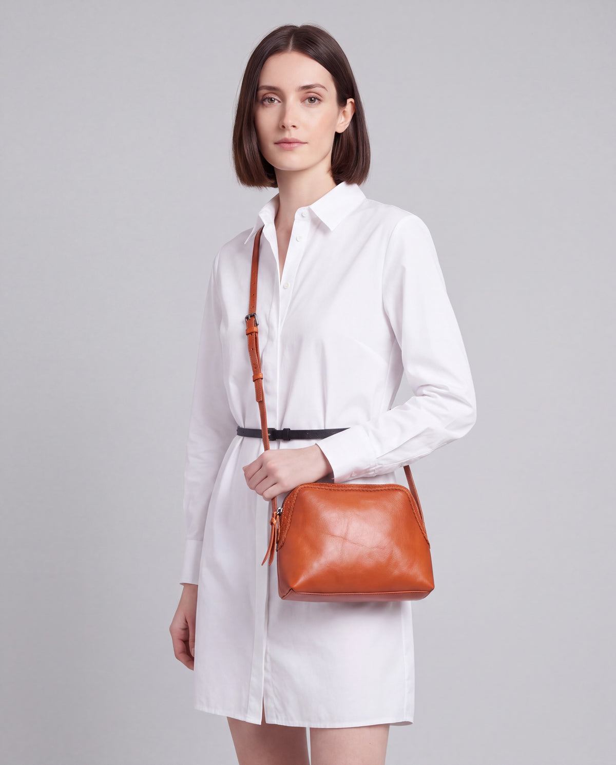 Shell bag in Brown – carried by model, close-up