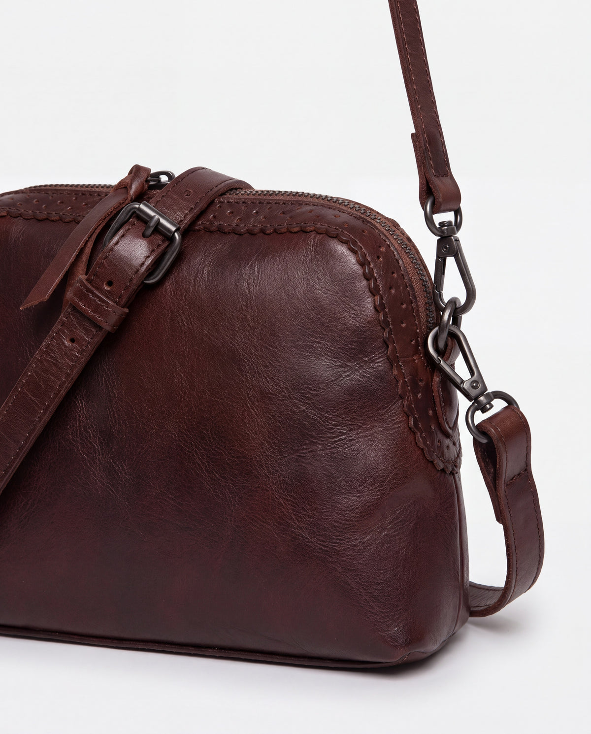 Shell bag in Coffee – leather detail
