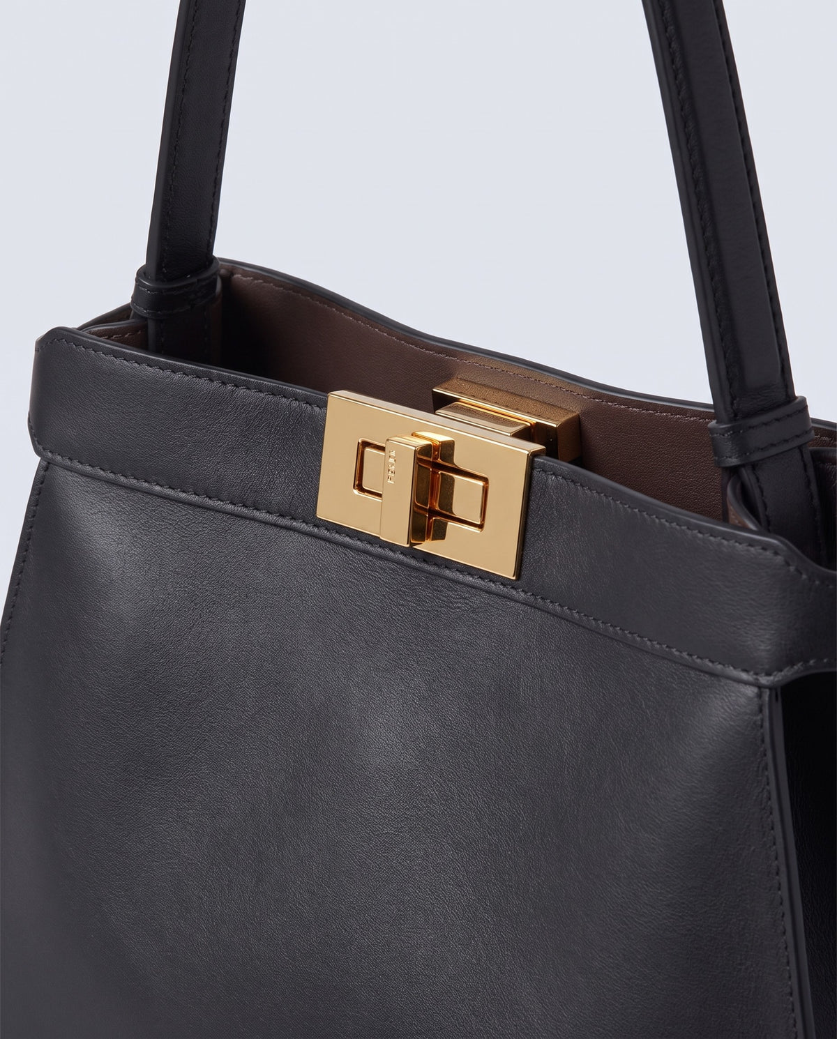 Siracusa leather bag in Black – gold turn-lock clasp detail