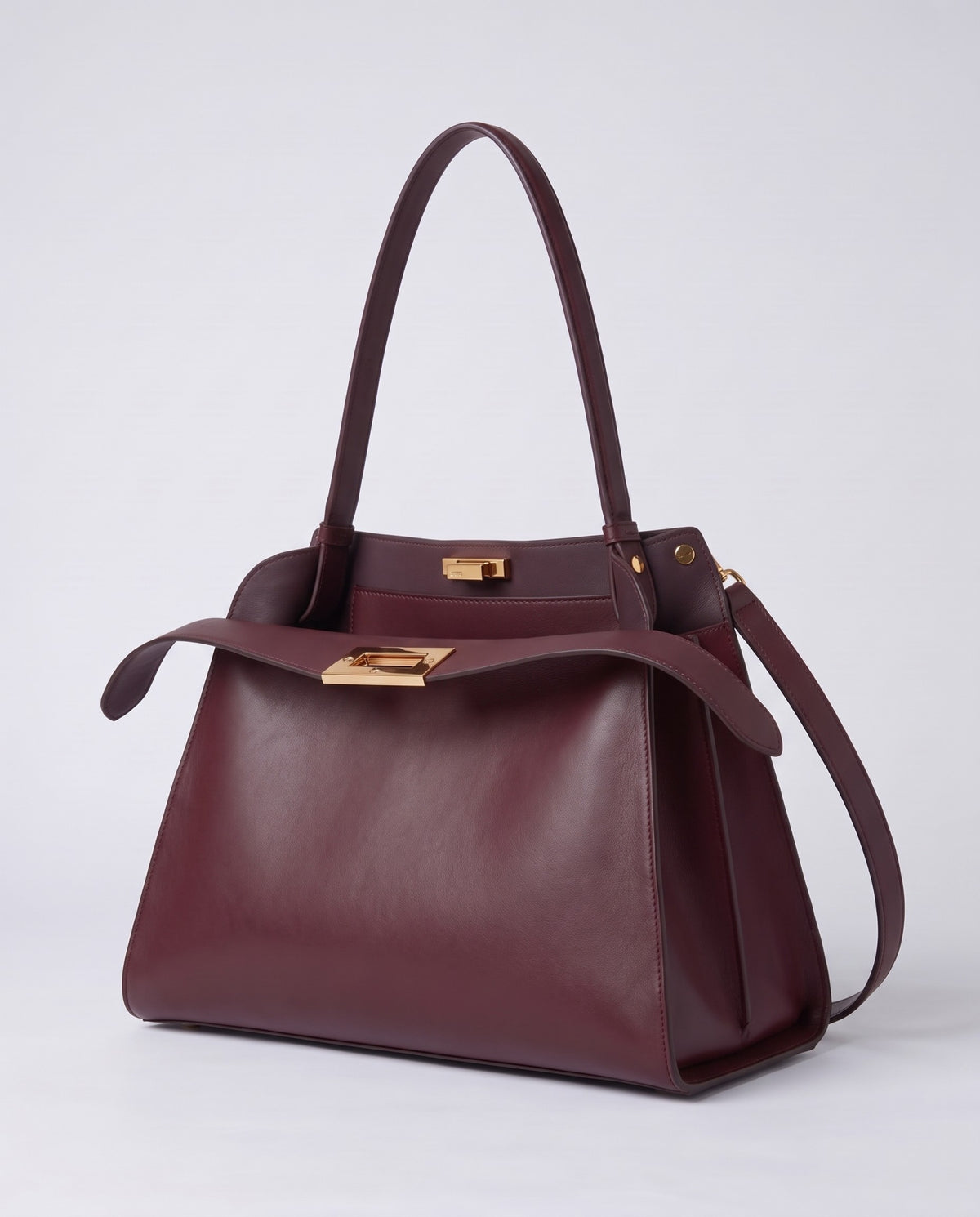 Siracusa structured leather top-handle bag in Burgundy – three-quarter view