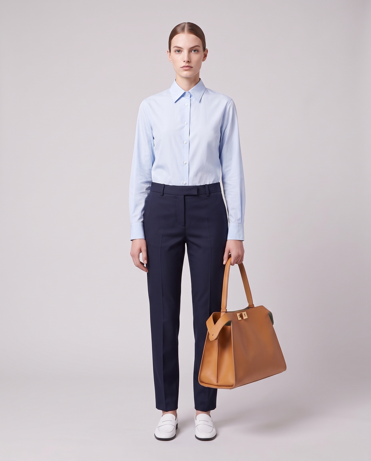 Model carrying the Siracusa leather bag in Tan – full length