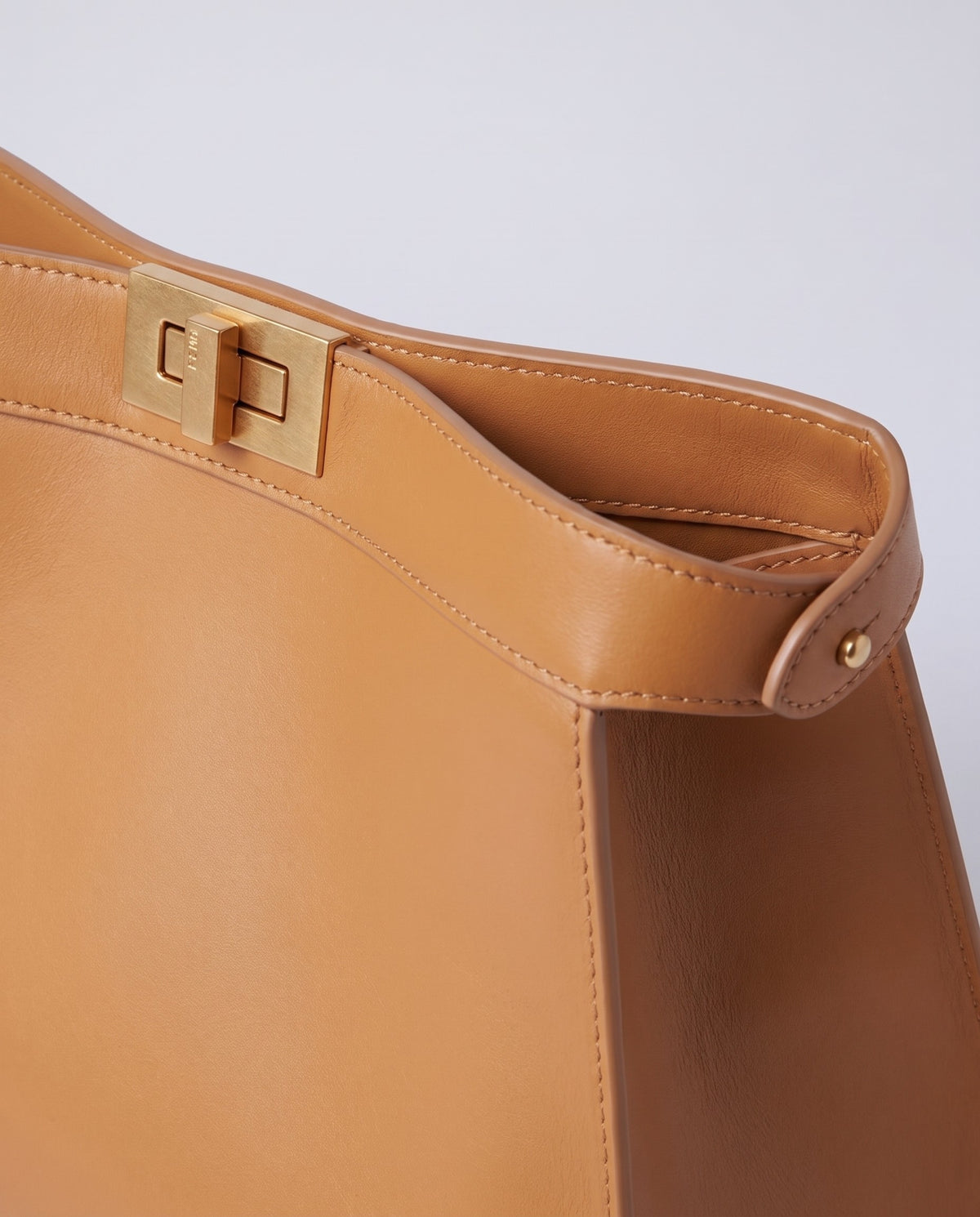Siracusa leather bag in Tan – close-up of the smooth cowhide leather