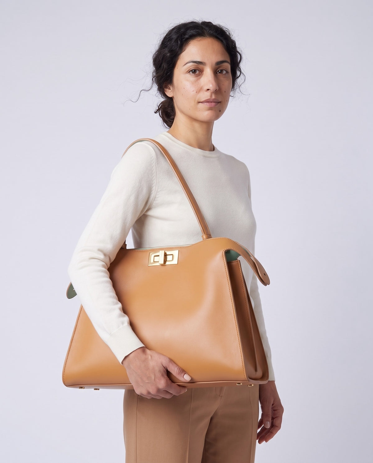 Model wearing the Siracusa leather bag in Tan on the shoulder