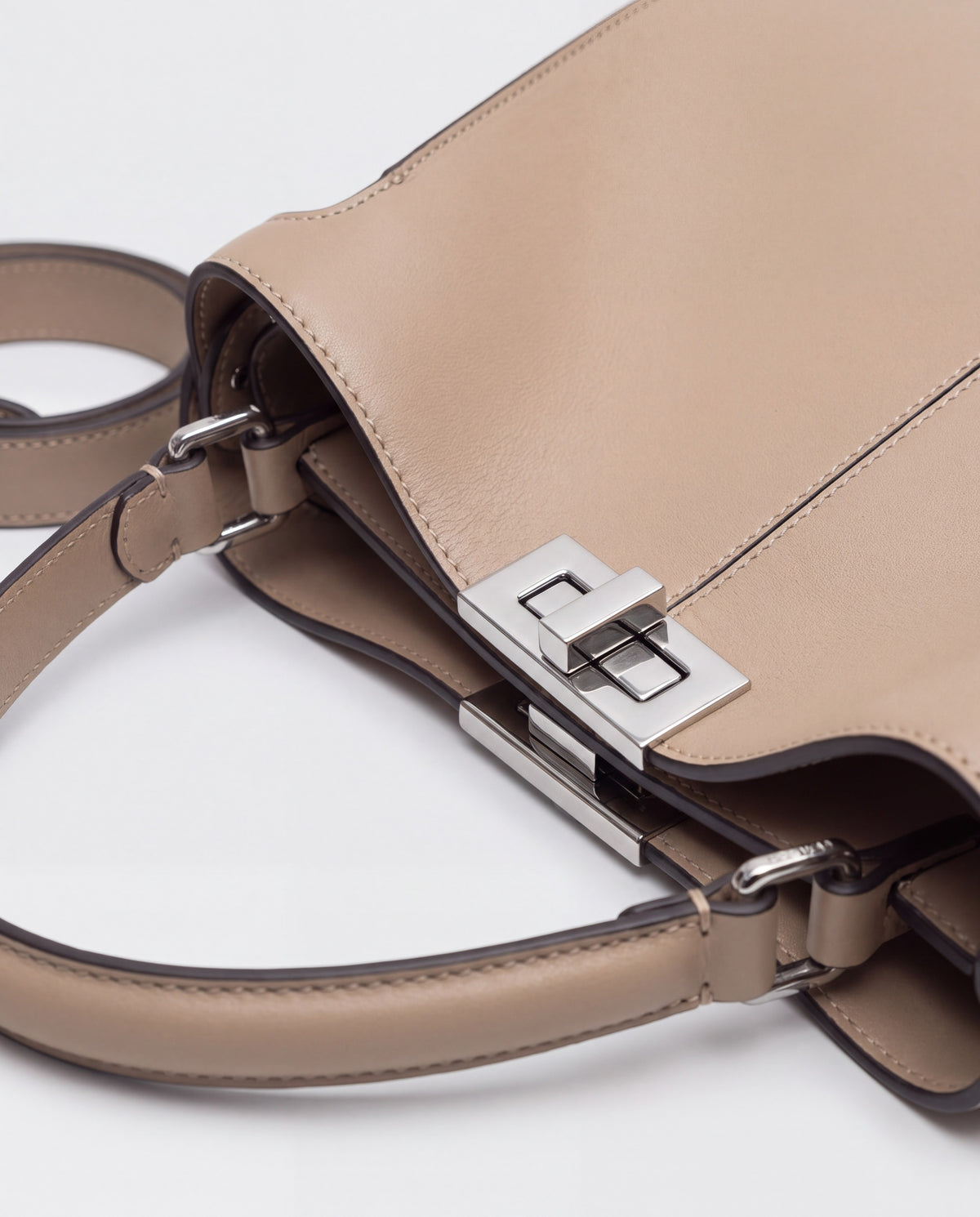 Sola bag in Beige – hardware detail