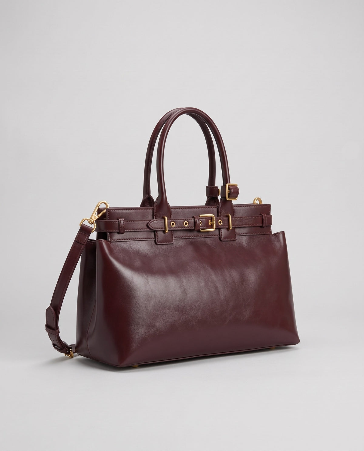 Spello cowhide leather top-handle bag in Burgundy – three-quarter view
