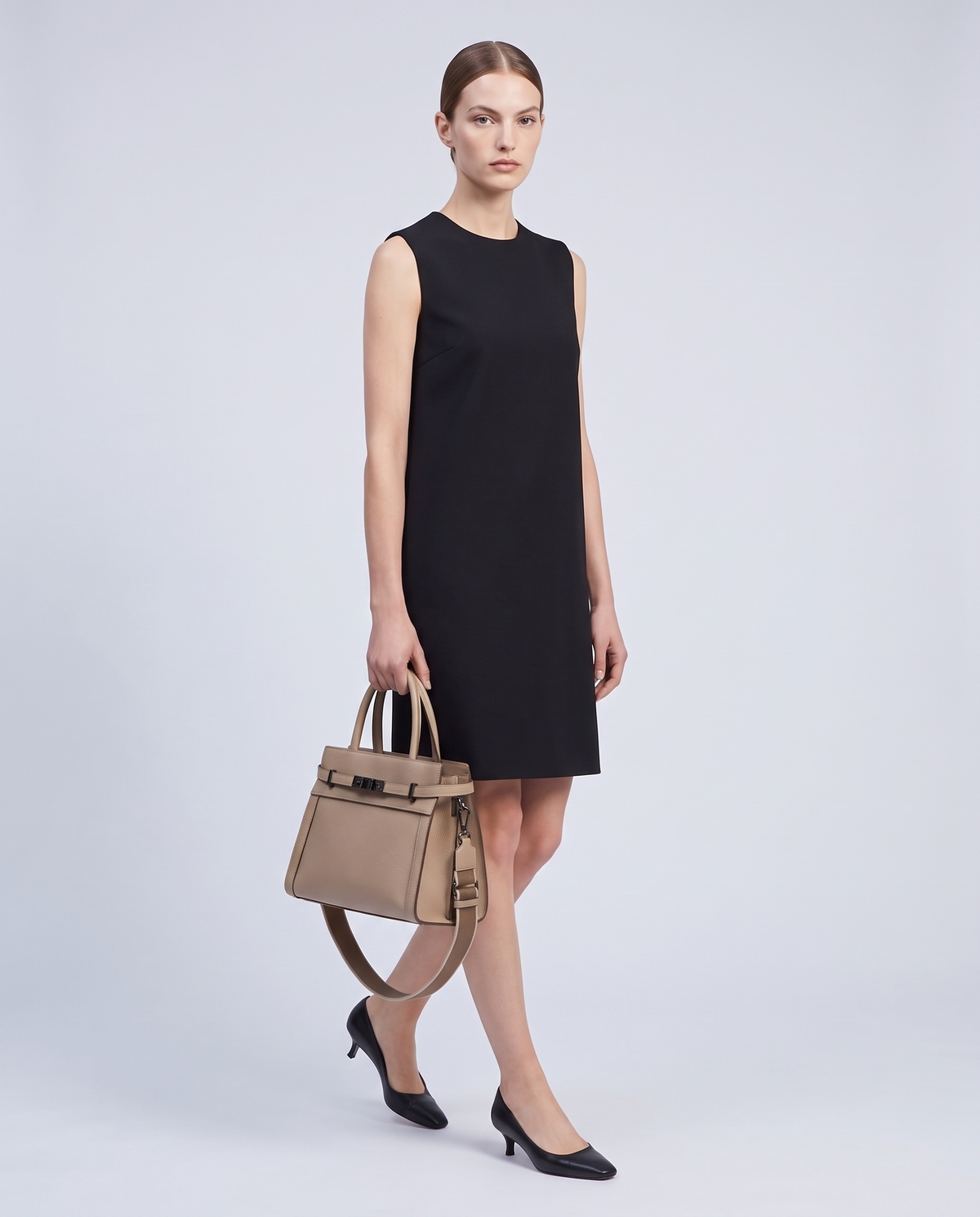 Model carrying the Taormina leather bag in Beige – full length