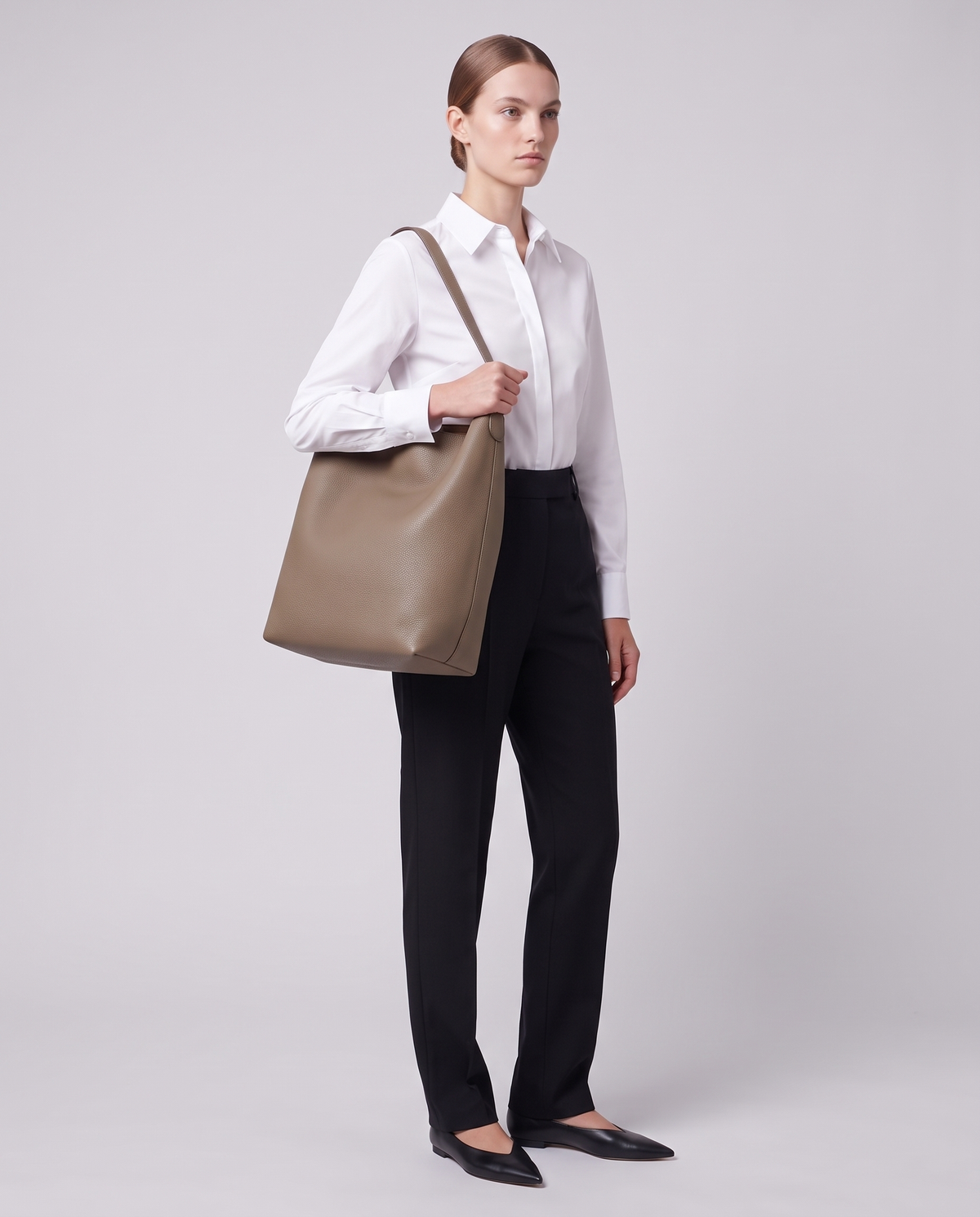 Model carrying the Valentina Tela Large bag in Taupe