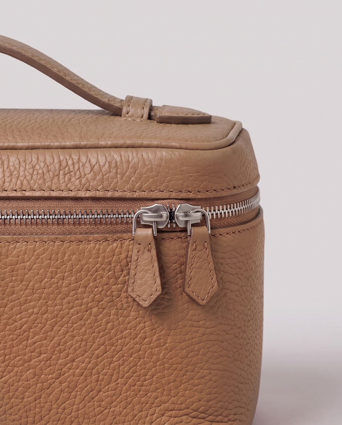 Leather close-up of the Valentina Tela Small bag in Taupe