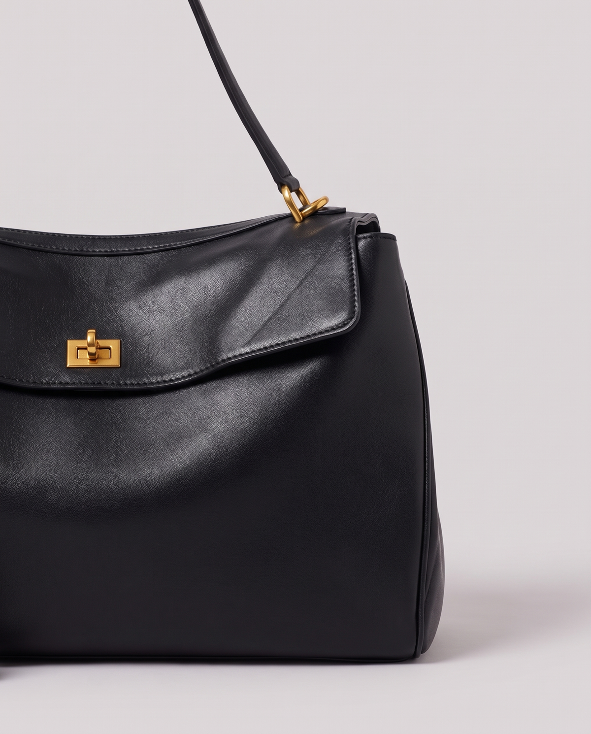 Leather close-up of the Valentina Tinto Large bag in Black