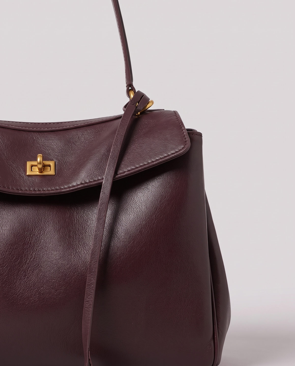 Leather close-up of the Valentina Tinto Large bag in Mahogany