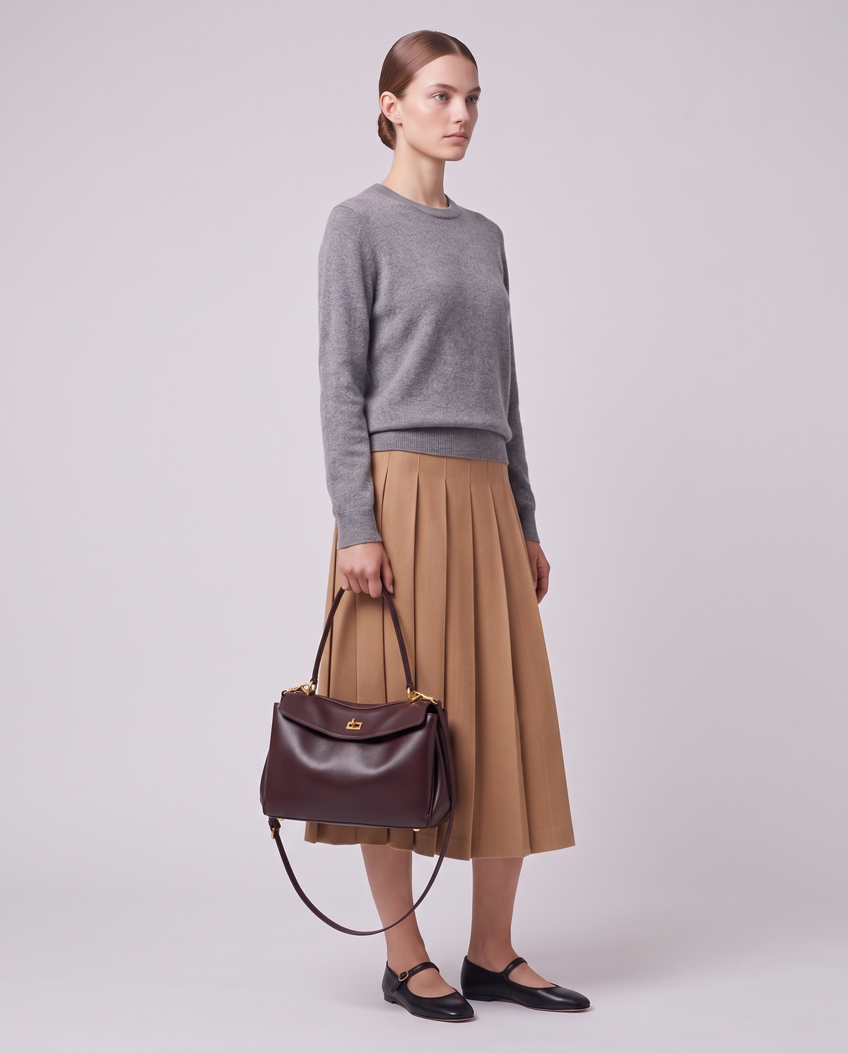 Model carrying the Valentina Tinto Large bag in Mahogany