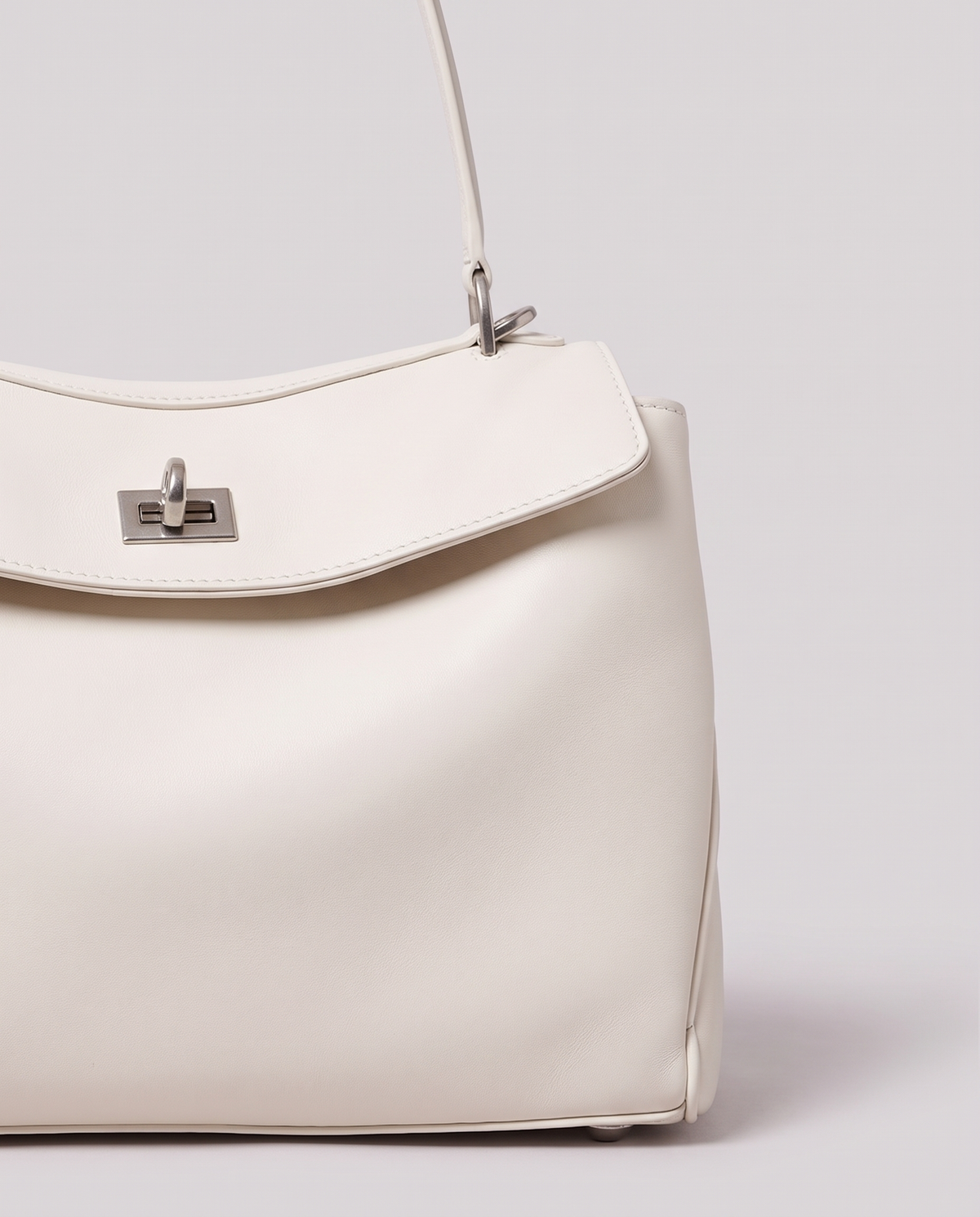 Leather close-up of the Valentina Tinto Large bag in White