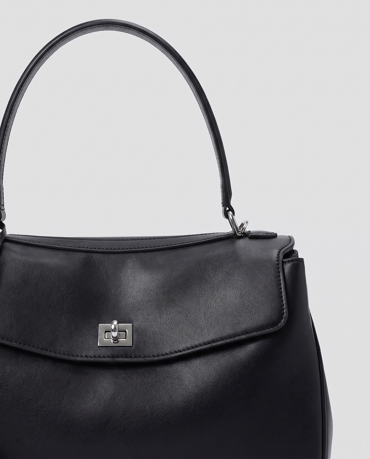 Leather close-up of the Valentina Tinto Small bag in Onyx
