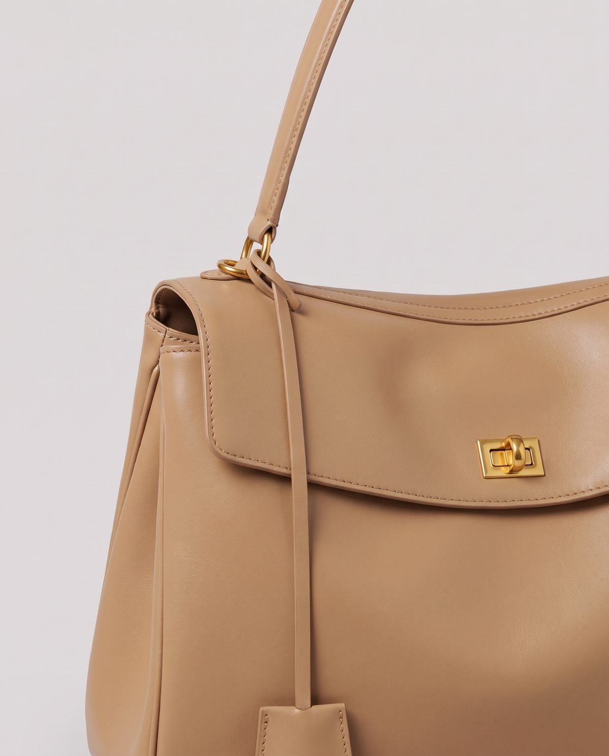 Leather close-up of the Valentina Tinto Small bag in Tan