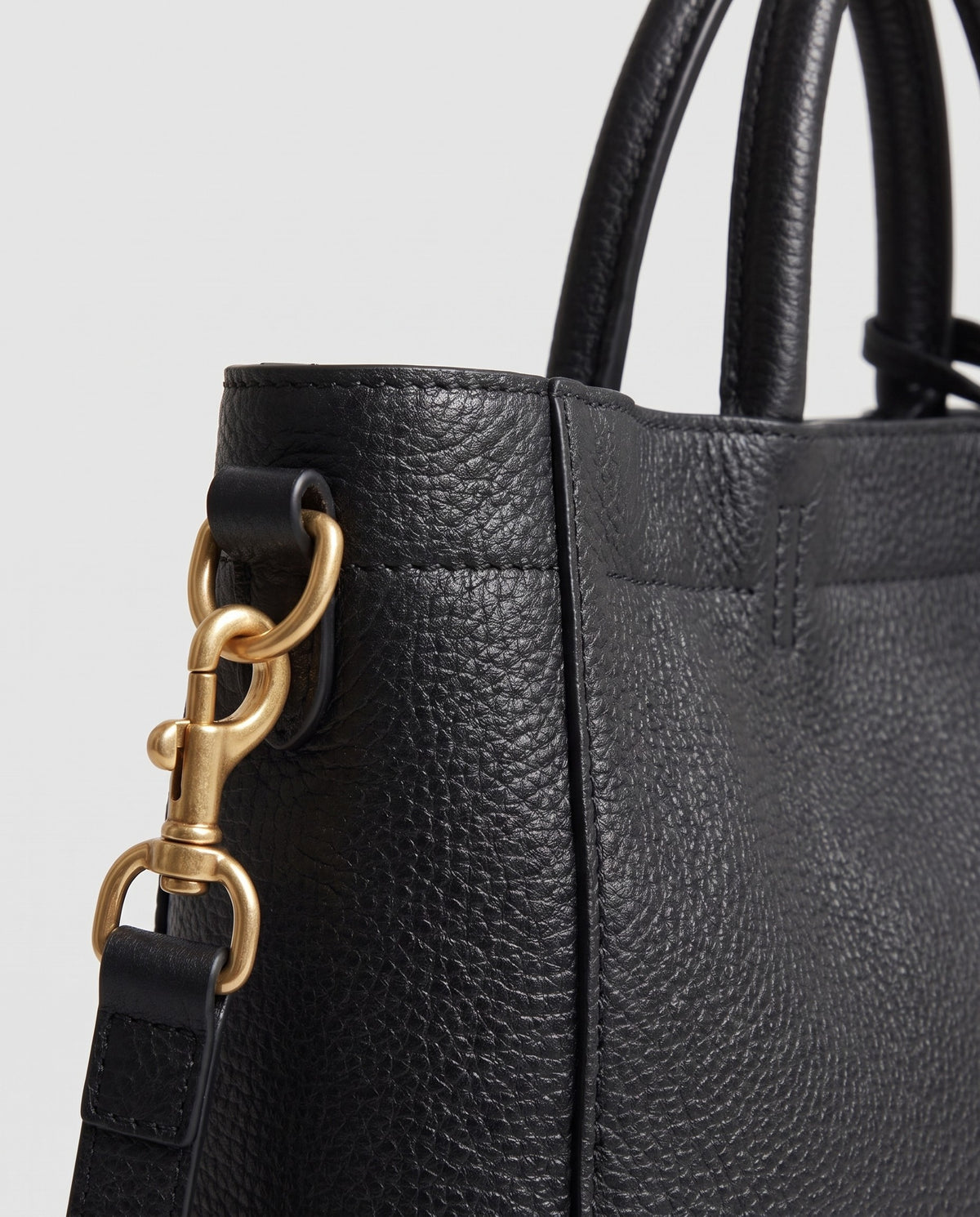 Torre Small leather tote in Black – close-up of the leather and stitching