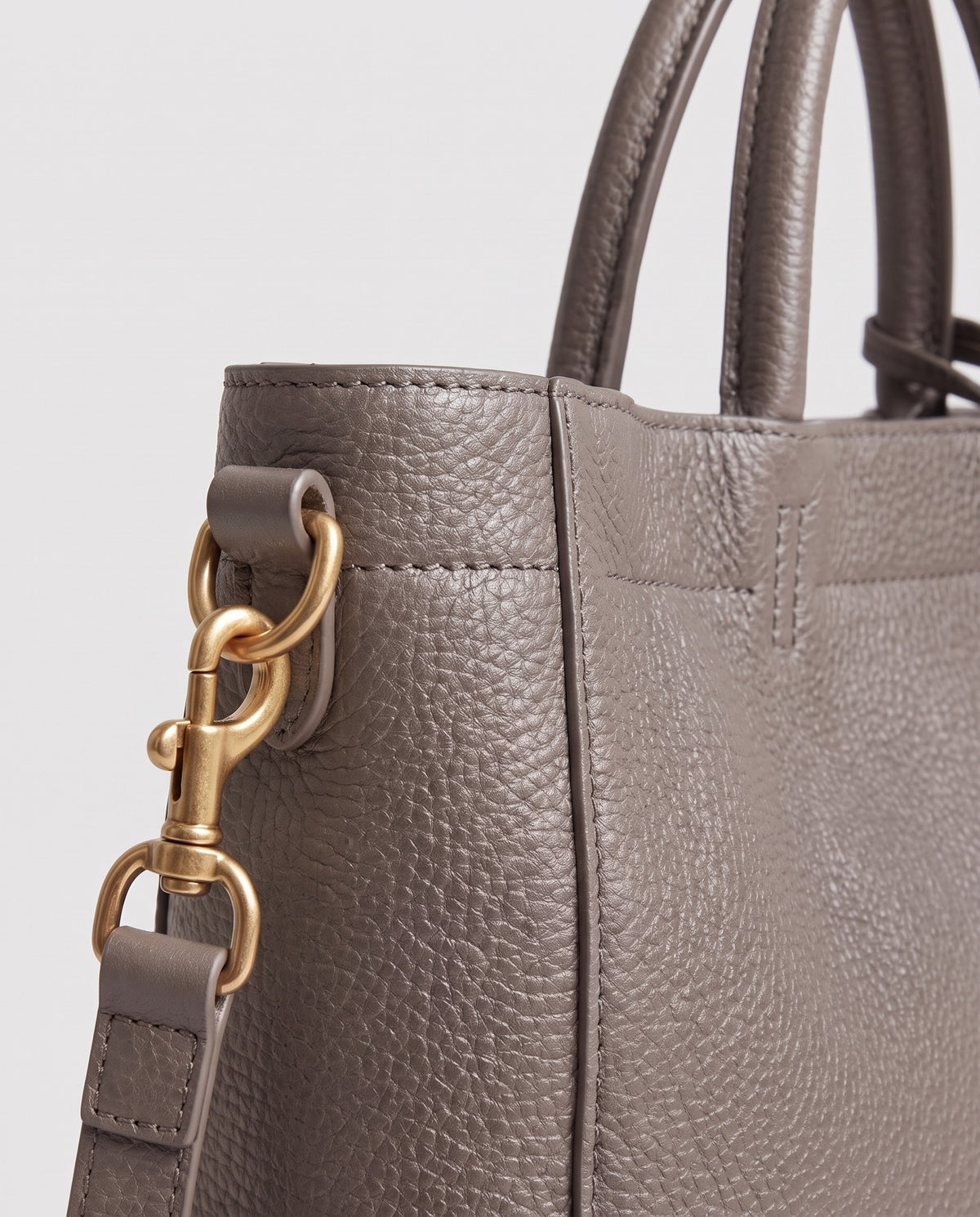 Torre Small leather tote in Grey – close-up of the leather and stitching