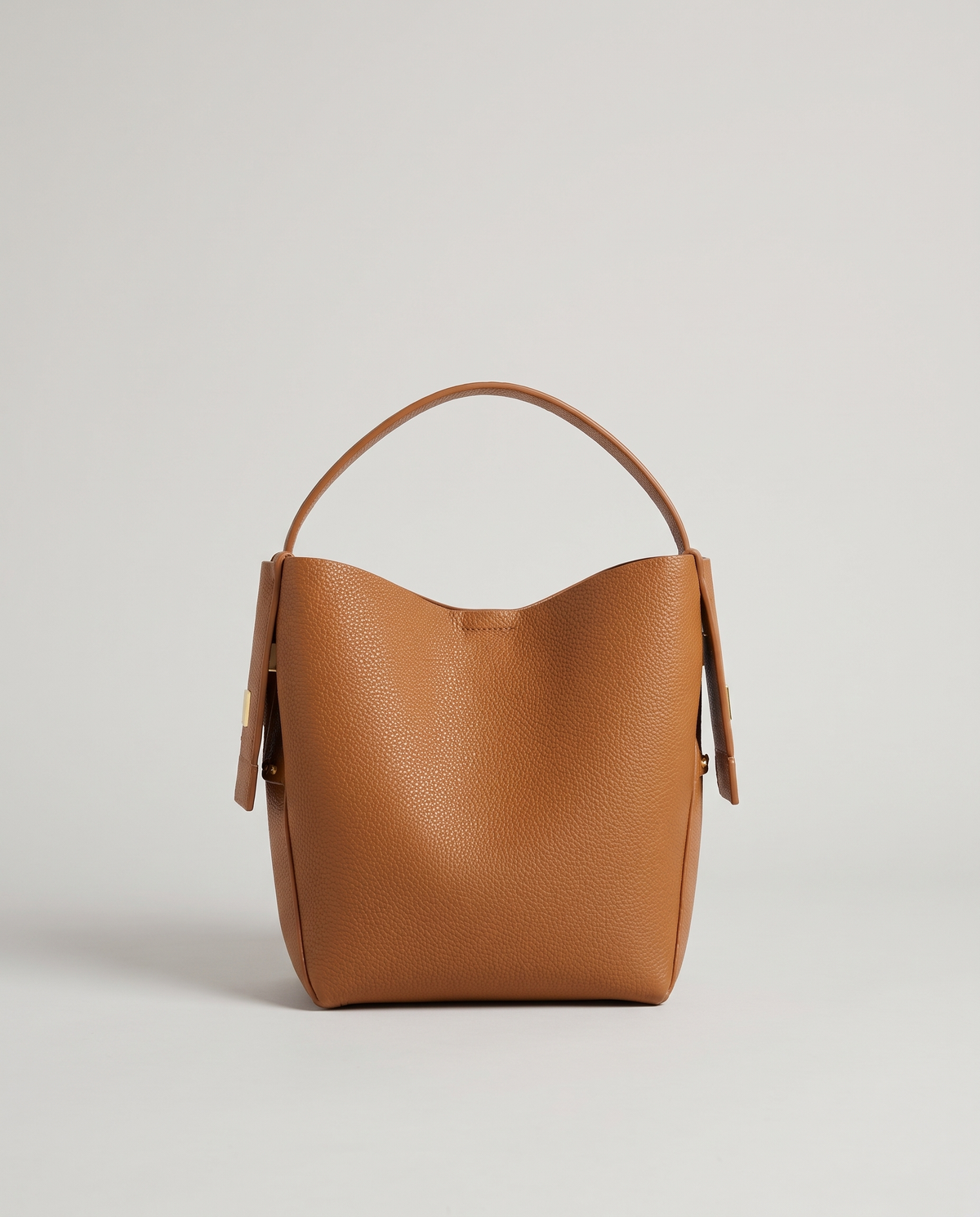 Transit leather bucket bag in Caramel – front view