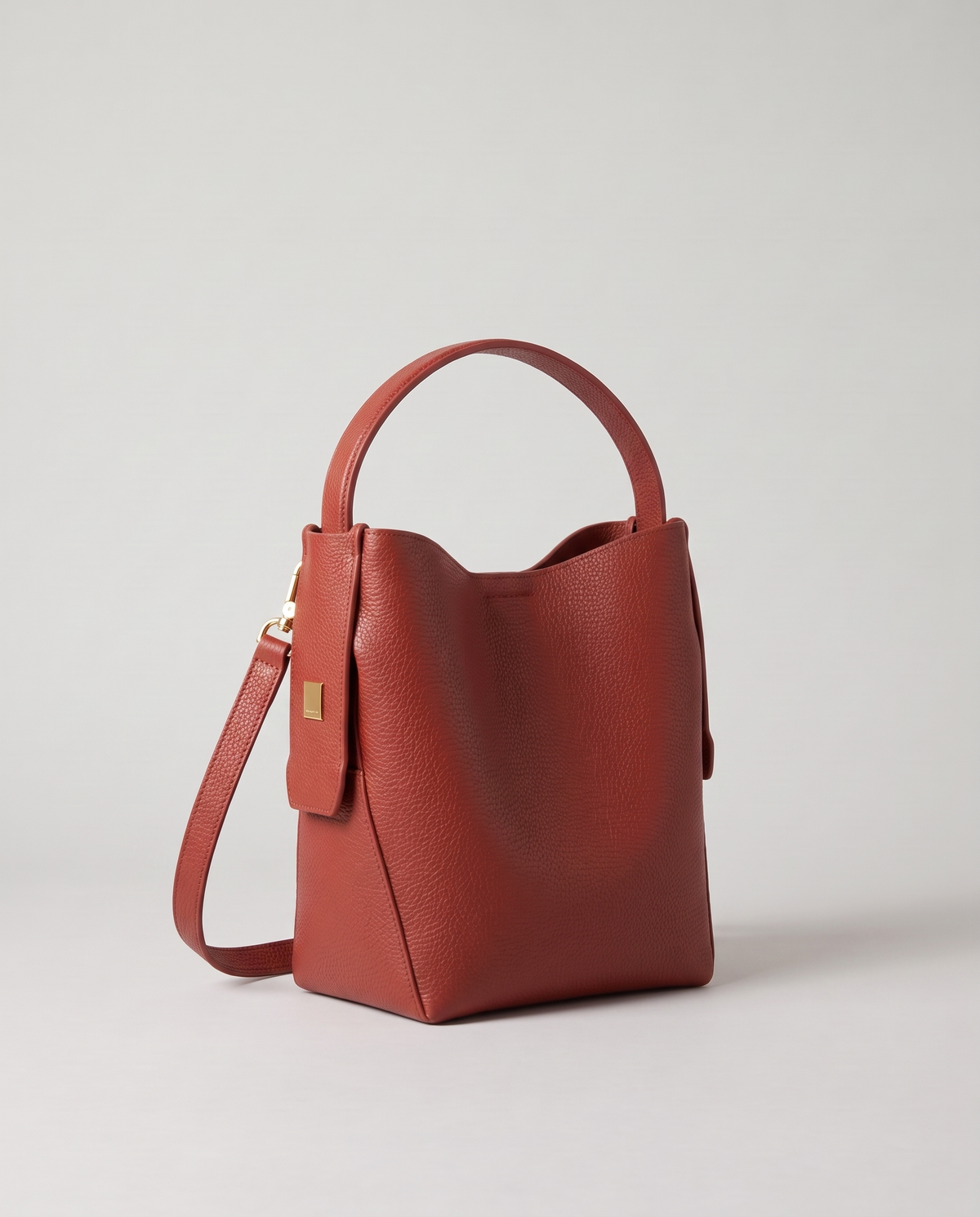 Transit leather bucket bag in Rust – three-quarter view