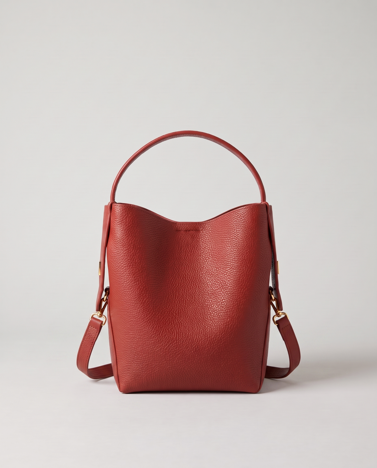 Transit leather bucket bag in Rust – back view