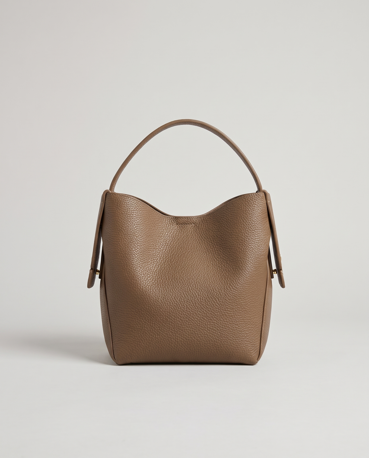 Transit leather bucket bag in Taupe – front view