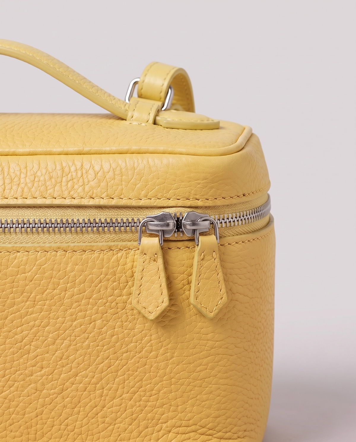Leather close-up of the Valentina Treviso Large bag in Butter