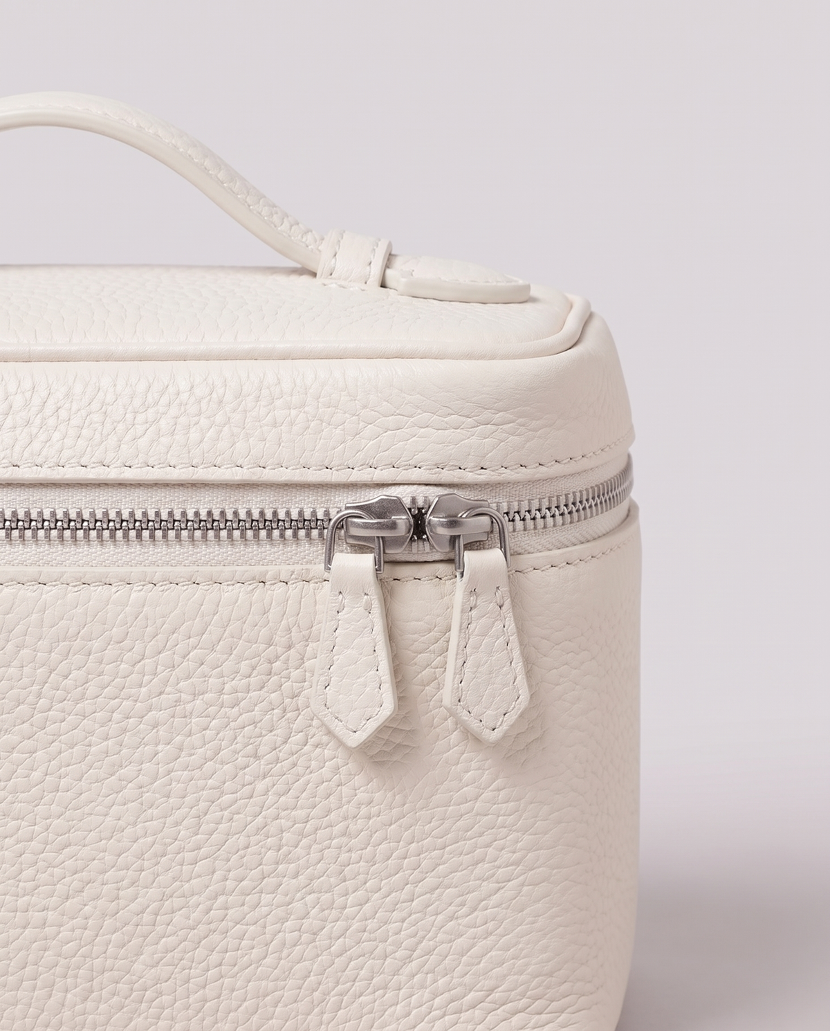 Leather close-up of the Valentina Treviso Small bag in White