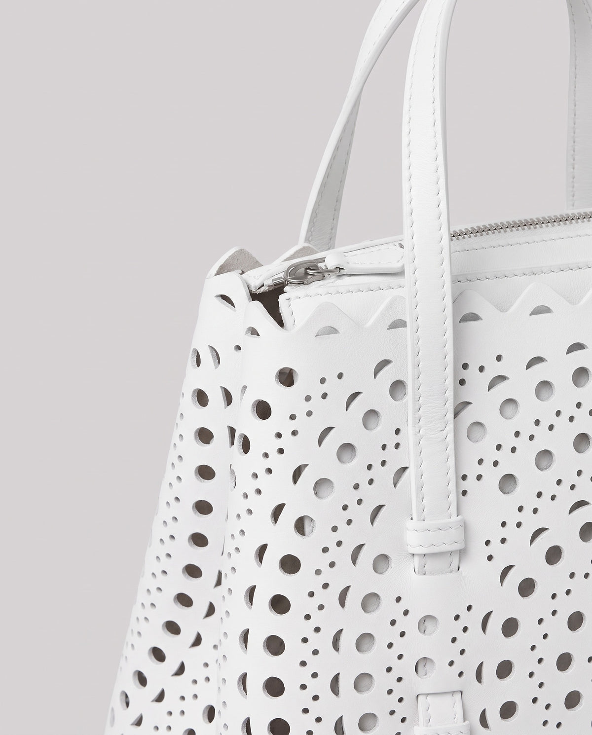 Leather close-up of the Valentina Urbino Large bag in White