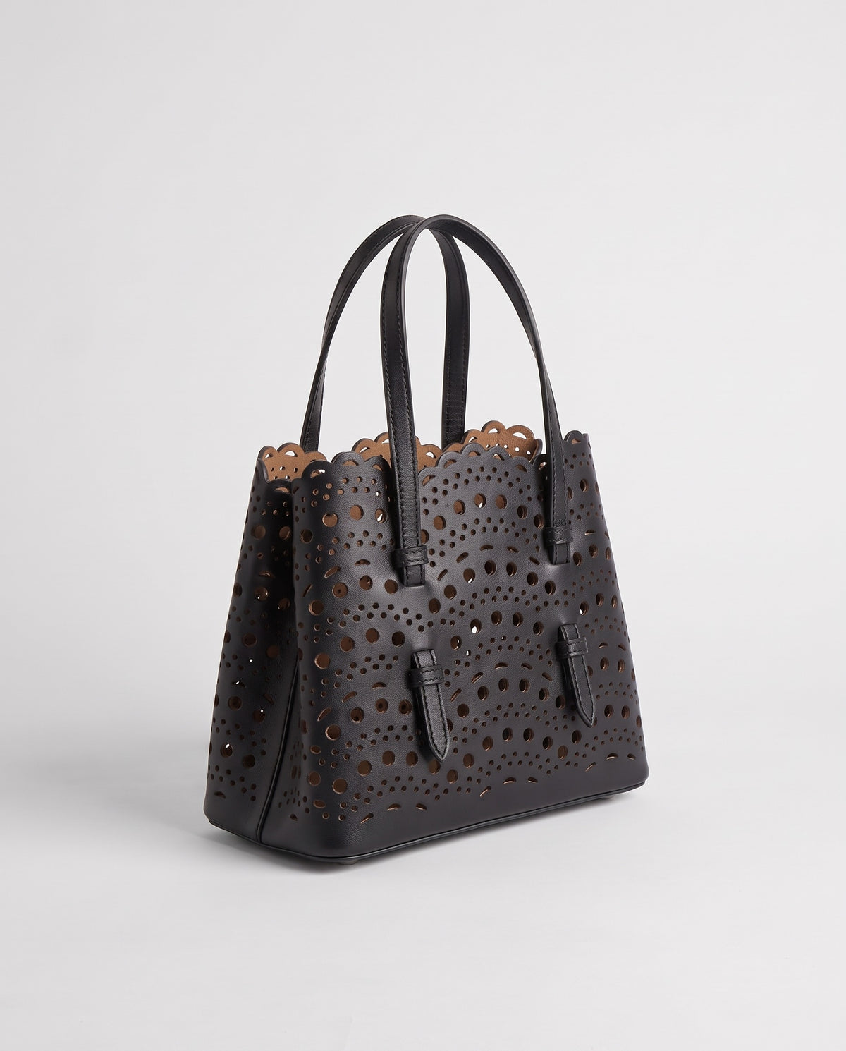 Valentina Urbino Medium bag in Black, three-quarter view