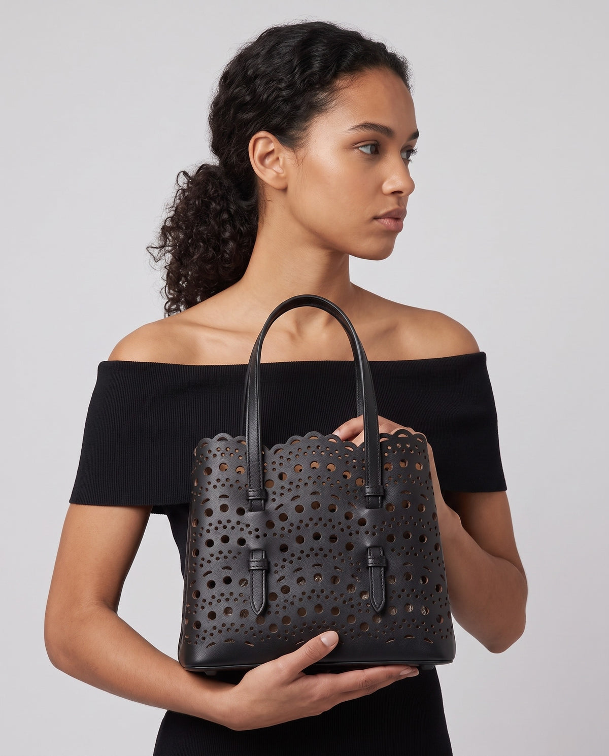 Leather close-up of the Valentina Urbino Small bag in Black
