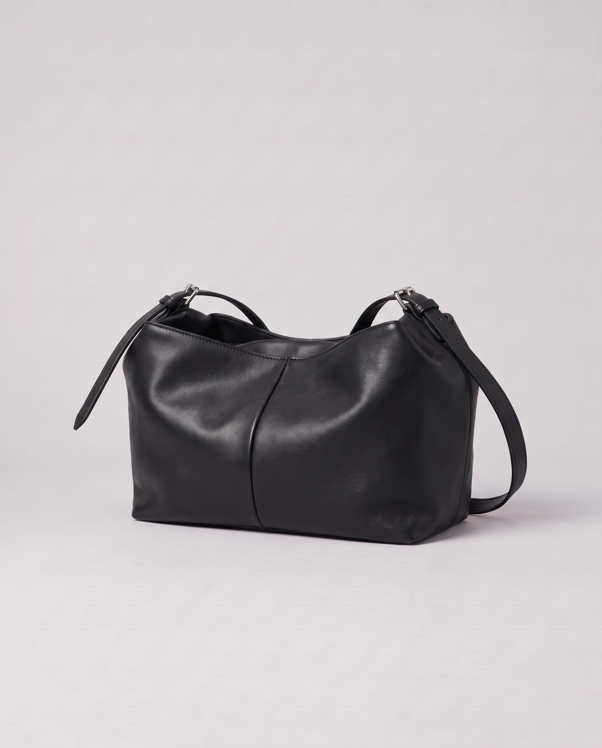 Valentina Velluto Large bag in Black, three-quarter view