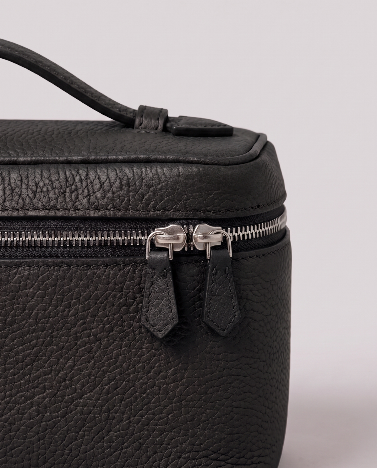 Leather close-up of the Valentina Velluto Large bag in Black